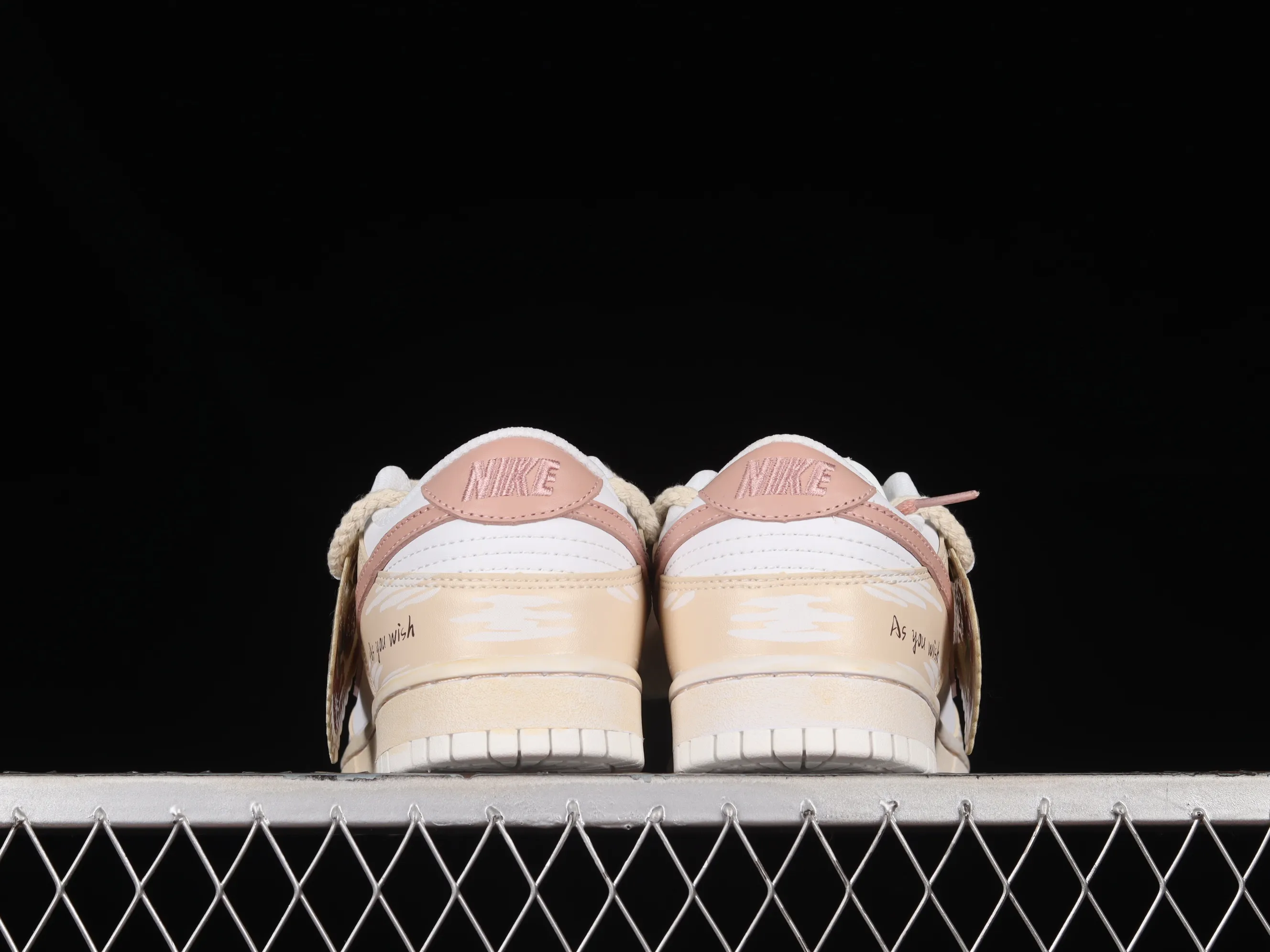 All categories Nk SB Dunk series Nk SB Dunk Low low-top sneakers Nk Dunk Low ESS customized version Vibe style distressed oxidation deconstructed rose cloth patch low-top casual sneakers DH9765-100